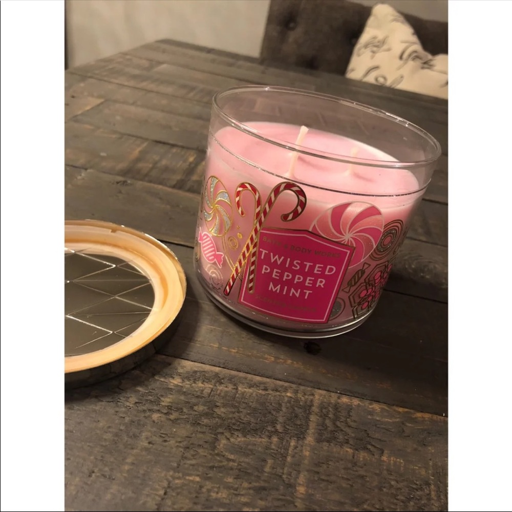 Bath & Body Twisted Peppermint Candle 💕